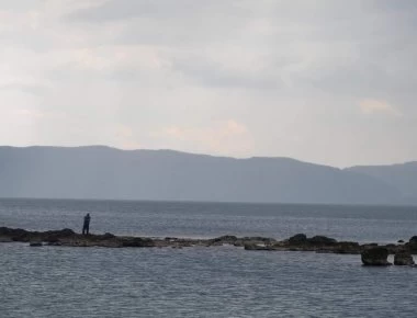 Τι συμβαίνει στο σώμα μας όταν βουτάμε σε παγωμένη θάλασσα;